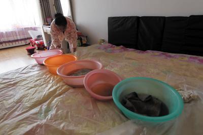 施甸楼上漏水，住户失联，小区没物管，业主维权难！律师来支招……